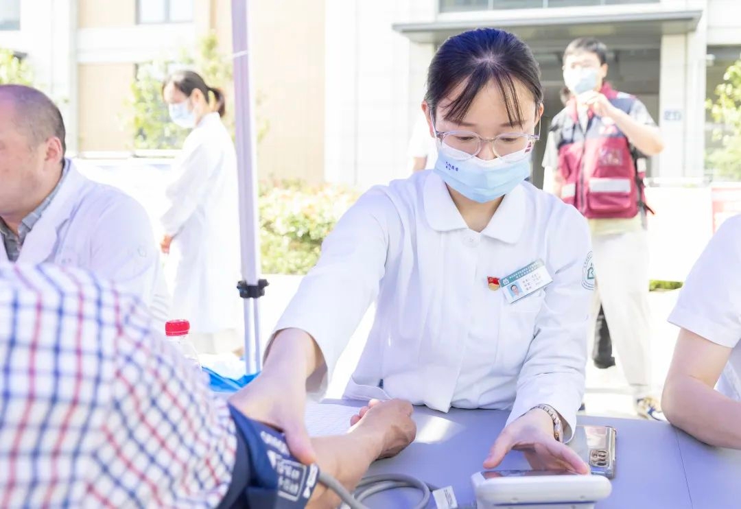 濱江區衛健局聯合長河街道開展“‘醫’路護航 健康亞運”系列義診活動3.jpg