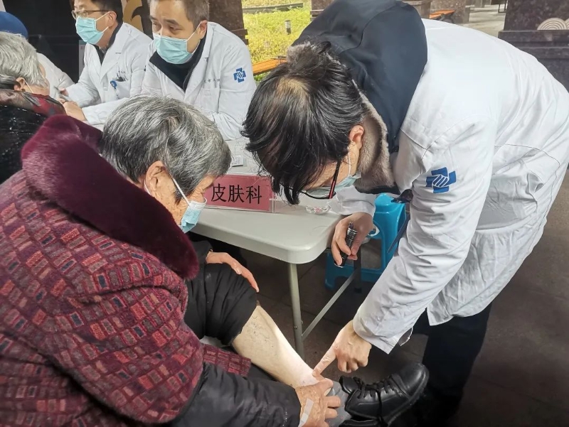 20230208雨天不失約，義診+便民服務(wù)走進(jìn)社區(qū)3.jpg