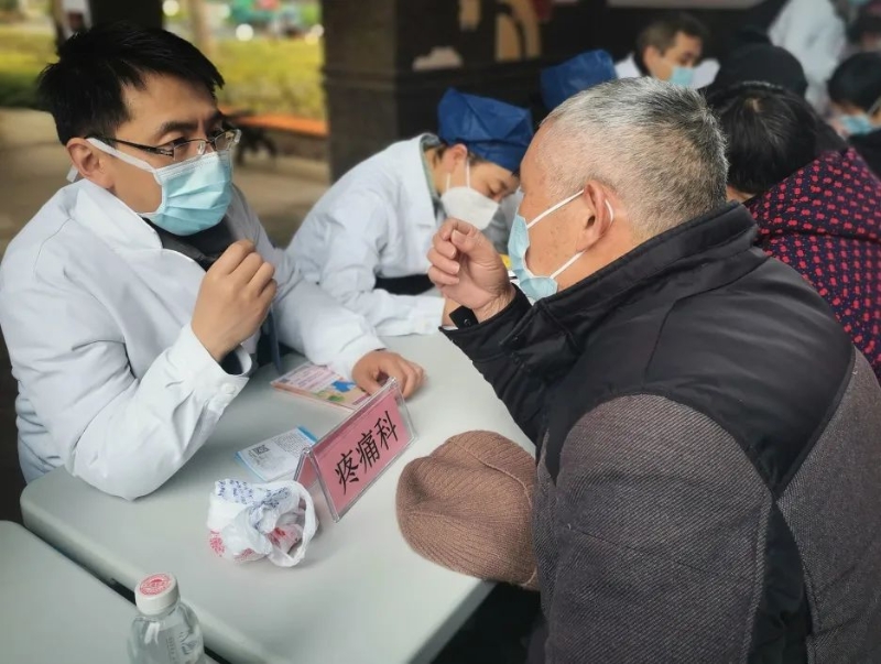 20230208雨天不失約，義診+便民服務(wù)走進(jìn)社區(qū)6.jpg