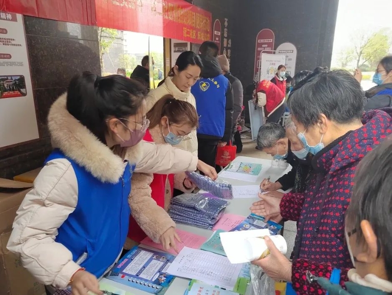 20230208雨天不失約，義診+便民服務(wù)走進(jìn)社區(qū)7.jpg