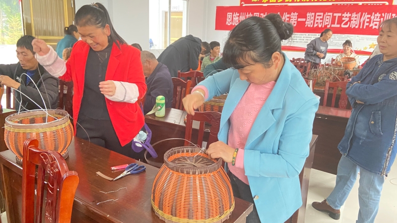 杭州濱江-恩施建始對口合作技能培訓(xùn)手工編結(jié)現(xiàn)場照片2.jpg